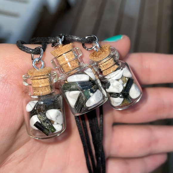 Green Tourmaline + Witch Hazel Cork Jar Pendant | Hand Crafted | Garden Witch - Picture 5 of 5